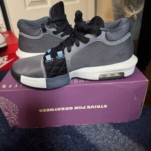 Nike LeBron Witness VIII basketball shoes mens size 10